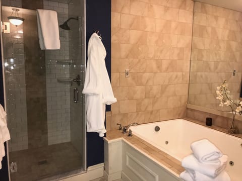 Presidential Room, 1 King Bed (Grant) | Bathroom | Free toiletries, hair dryer, bathrobes, towels