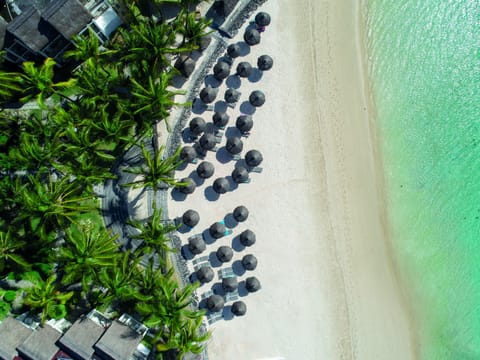 Beach nearby, white sand, beach bar, kayaking