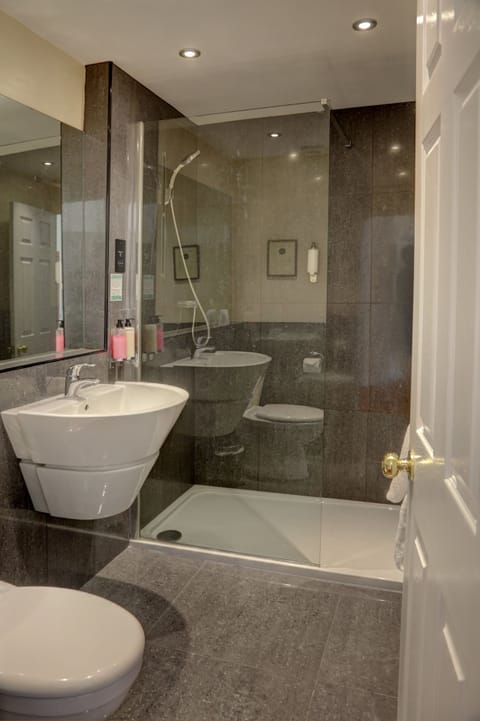 Standard Room, 1 Double Bed, Non Smoking | Bathroom | Shower, free toiletries, hair dryer, towels