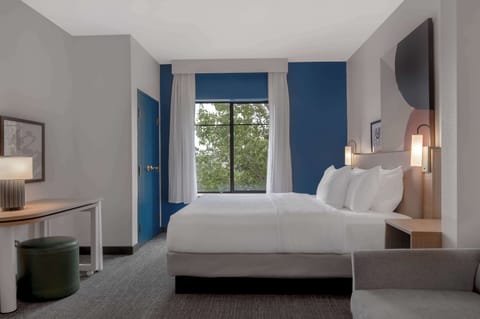Room, 1 King Bed, Accessible, Bathtub (Mobility) | Hypo-allergenic bedding, pillowtop beds, in-room safe, desk