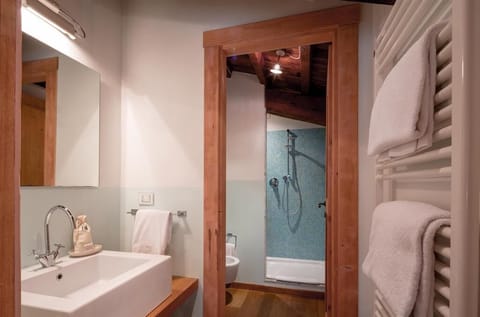 Suite | Bathroom | Combined shower/tub, hair dryer, towels, shampoo