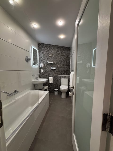 Double or Twin Room | Bathroom | Rainfall showerhead, free toiletries, hair dryer, towels
