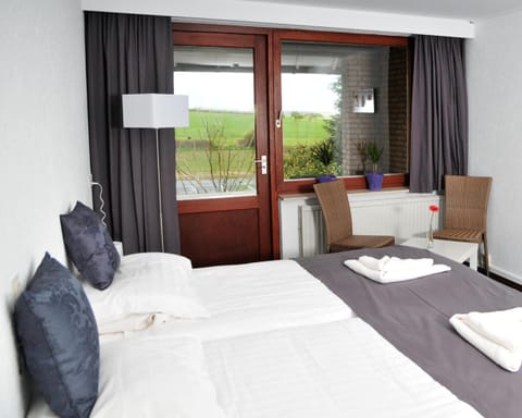 Desk, rollaway beds, free WiFi