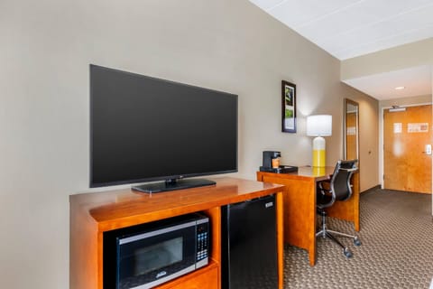 Pillowtop beds, in-room safe, desk, blackout drapes