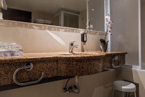 Basic Double Room, Mountain View | Bathroom | Free toiletries, hair dryer, bathrobes, towels