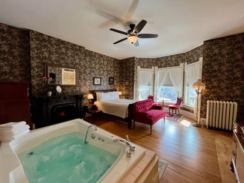 AE Cartier Suite | Individually decorated, individually furnished, laptop workspace