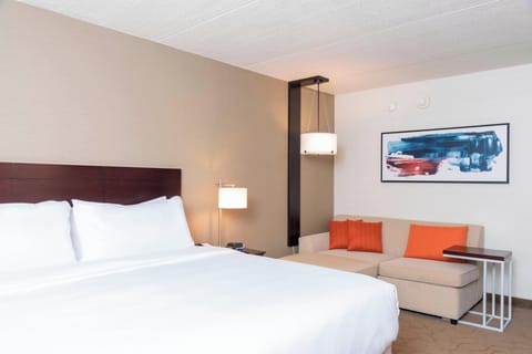 Standard Room, 1 King Bed | Premium bedding, down comforters, pillowtop beds, in-room safe