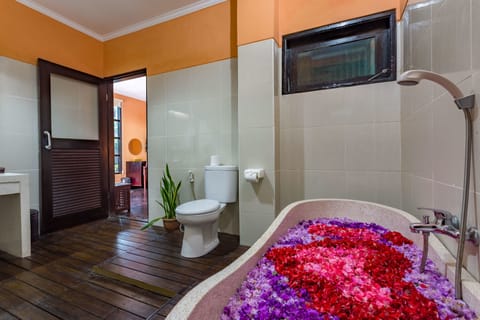 Suite Room | Deep soaking bathtub