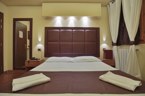 Frette Italian sheets, hypo-allergenic bedding, desk, blackout drapes