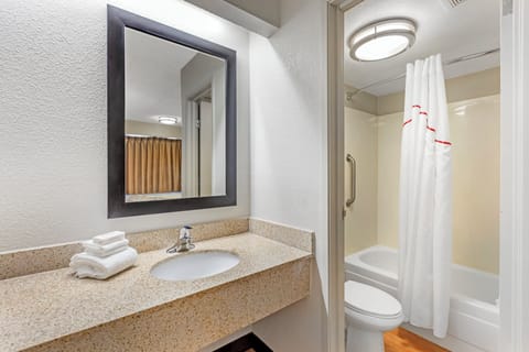 Combined shower/tub, free toiletries, towels, soap