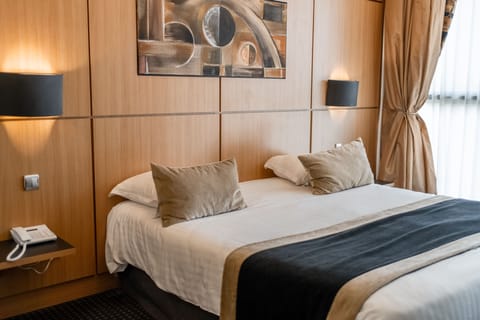 Comfort Double or Twin Room | In-room safe, desk, iron/ironing board, free cribs/infant beds