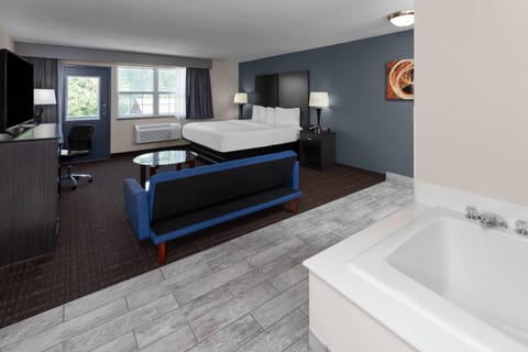 Deluxe Studio Suite, 1 King Bed, Non Smoking | Jetted tub