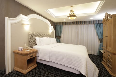Premium Room, 1 King Bed | Premium bedding, minibar, in-room safe, individually decorated