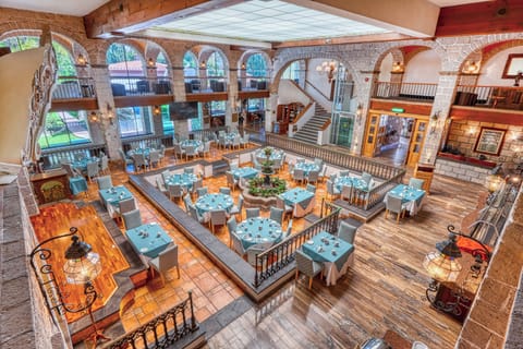 3 restaurants, breakfast, lunch, dinner served; international cuisine