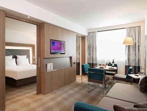 Suite, 1 Queen Bed with Sofa bed | 1 bedroom, minibar, in-room safe, desk