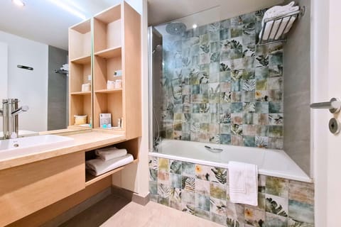 Superior Room, 1 Queen Bed, Smoking, Bathtub | Bathroom | Shower, free toiletries, hair dryer, towels