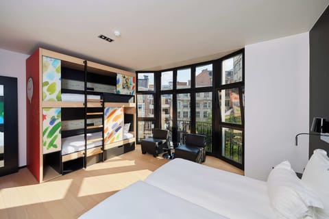 Premium bedding, desk, soundproofing, free cribs/infant beds