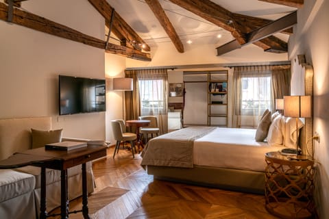 Junior Studio Suite, Canal View | Premium bedding, down comforters, minibar, in-room safe