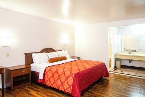 Luxury Room, 1 King Bed, Refrigerator & Microwave | Desk, free WiFi, bed sheets
