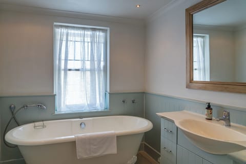 Upstairs room with covered verandah | Bathroom | Separate tub and shower, free toiletries, hair dryer, towels