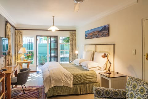 Kingsize Room | In-room safe, desk, iron/ironing board, free WiFi