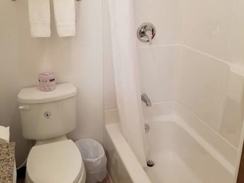 Basic Double Room, Ensuite (Single Full XL Bed) | Bathroom | Towels