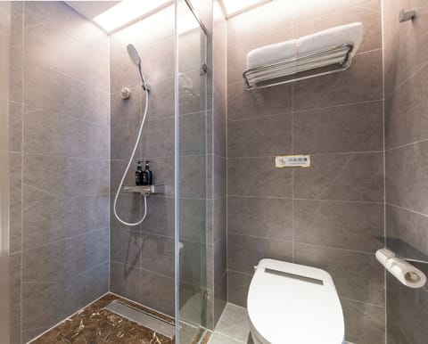 City Twin Room | Bathroom | Shower, rainfall showerhead, free toiletries, hair dryer