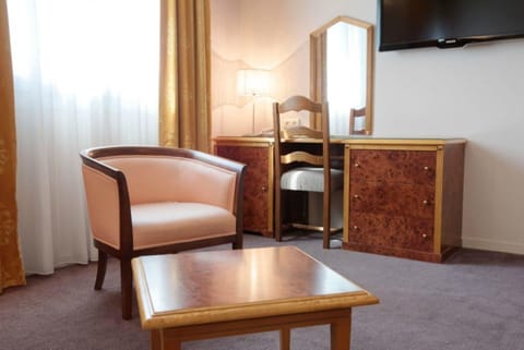 Desk, soundproofing, free WiFi, wheelchair access