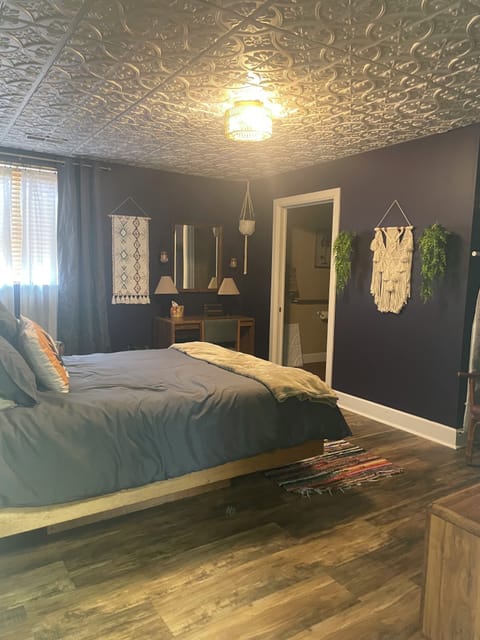 Comfort Room | Premium bedding, desk, iron/ironing board, free cribs/infant beds