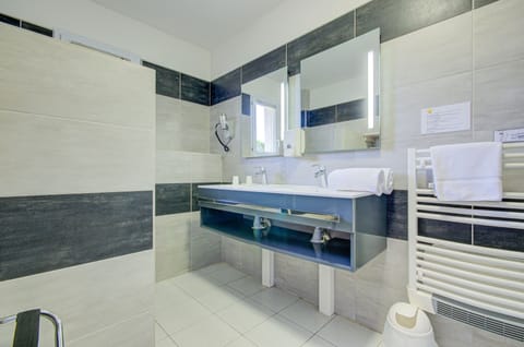 Signature Triple Room, Ensuite | Bathroom | Shower, free toiletries, towels