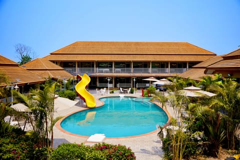 Swimming Pool Room 4 Persons | Desk, blackout drapes, free WiFi, bed sheets