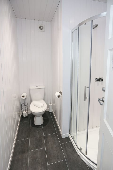 Standard Double Room | Bathroom | Free toiletries, hair dryer, towels