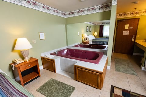 Suite (Whirlpool) | Living area | 36-inch flat-screen TV with satellite channels, TV