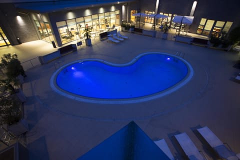 Outdoor pool, pool umbrellas, sun loungers