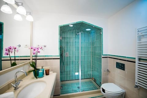 Camera Deluxe, vista mare, edificio separato | Bathroom | Separate tub and shower, rainfall showerhead, free toiletries