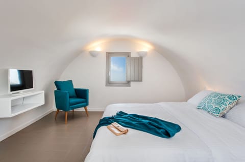 Honeymoon Suite outdoor Tub (Split level, Caldera View) | Premium bedding, minibar, in-room safe, desk