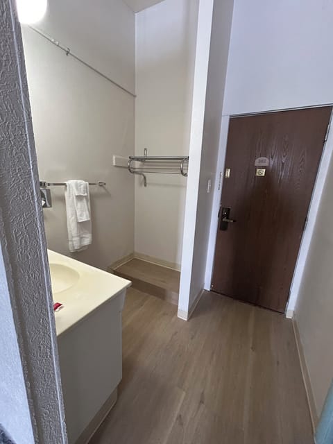 Standard Single Room, 1 Queen Bed, Non Smoking | Bathroom | Combined shower/tub, free toiletries, towels, soap