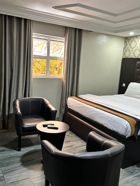 Superior Suite | In-room safe, desk, blackout drapes, iron/ironing board