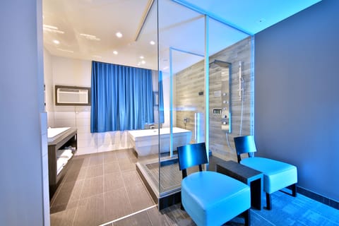 In-room safe, soundproofing, iron/ironing board, free WiFi