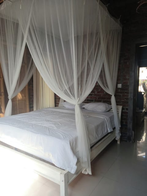 Standard Room | Desk, blackout drapes, rollaway beds