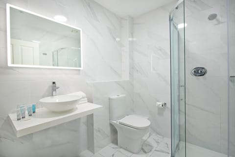 Combined shower/tub, free toiletries, hair dryer, towels