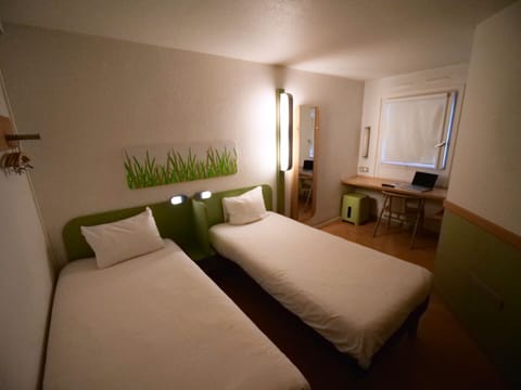 Twin Room, 2 Twin Beds | Hypo-allergenic bedding, down comforters, desk, laptop workspace