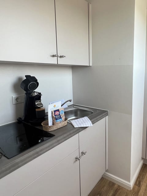 Fridge, stovetop, coffee/tea maker, electric kettle