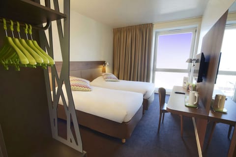 Standard Room, 2 Twin Beds | Desk, laptop workspace, soundproofing, free WiFi