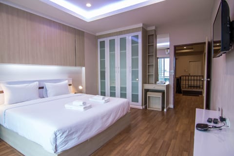 Cozy Suite with Kitchenette | In-room safe, desk, free WiFi, bed sheets