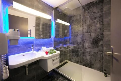 Shower, free toiletries, hair dryer, towels