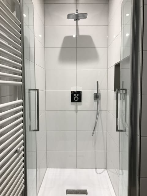 Comfort Double Room | Bathroom shower
