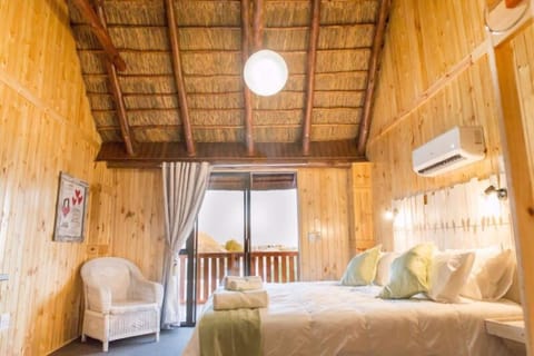 Minibar, desk, WiFi (free), bed sheets