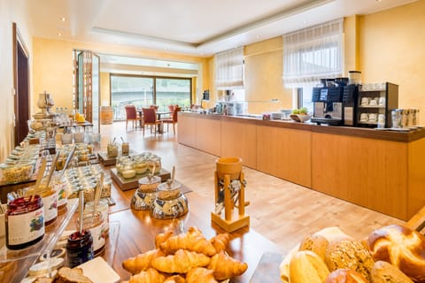 Buffet breakfast for a fee on weekends