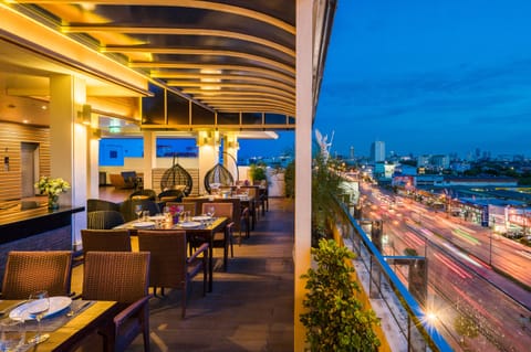 2 restaurants; breakfast and lunch served